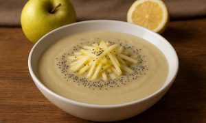 Crema suave de puerros con manzana y leche vegetal, aliñada con nuez moscada y servida con juliana de manzana y semillas de amapola. Digestiva, depurativa y rica en fibra. Ideal para primavera y otoño.