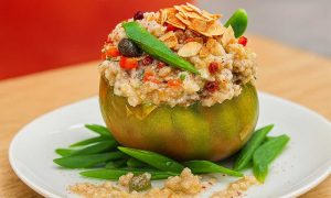 Tomates Montserrat rellenos de cebada melosa, verduras y alga wakame, coronados con tofunesa y almendras tostadas. Un plato vegano, depurativo, relajante y lleno de energía.