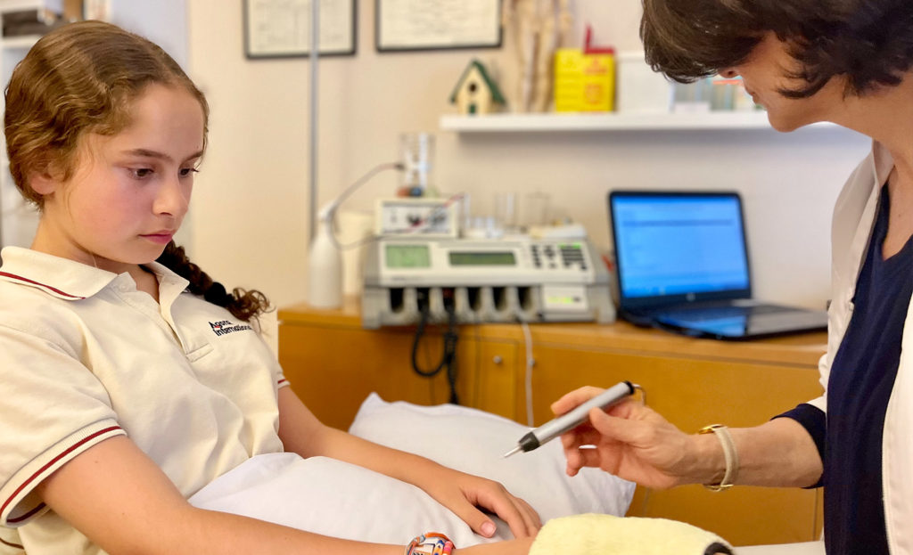 Tratamiento Bioresonancia MORA con niña por Doctora María Pérez